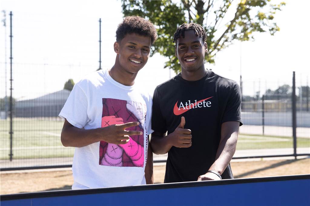 Rijkhoff schießt Schalke ab – BVB-U19 gelingt mit Derbysieg ein perfekter Start Gute Laune bei den BVB-Spielern Karim Adeyemi (l.) und Jamie Bynoe-Gittens.