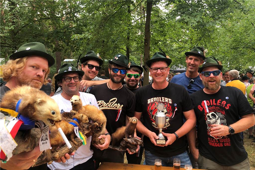 Sommer 2023: An diesen Tagen wird wieder Schützenfest gefeiert Schützen unter der Schützenstange in Wessendorf-Breul
