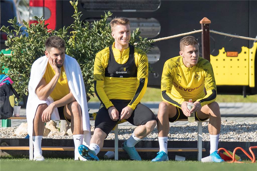 BVB-Kapitän Reus will sportliche Negativerlebnisse hinter sich lassen - Familie gibt ihm Kraft Gute Laune bei Marco Reus (M.) auf dem Weg zum Comeback.
