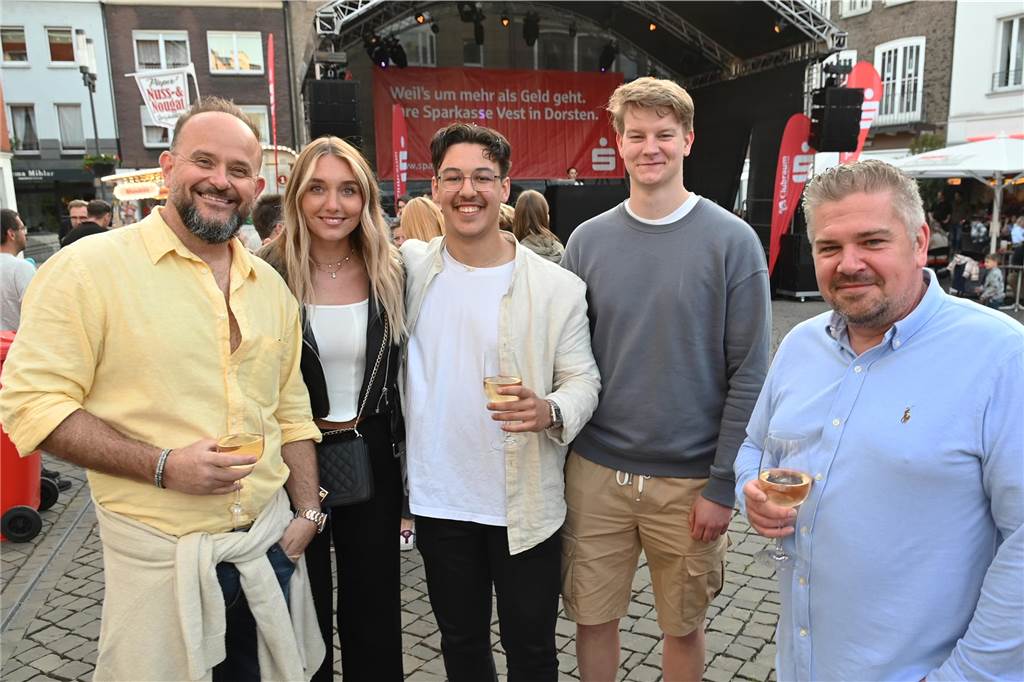Hans Schuster über das Altstadtfest: Was passiert hinter den Kulissen? Gute Laune beim Altstadtfest in Dorsten - wo die Menschen feiern, arbeiten Hans Schuster und sein Team hart.
