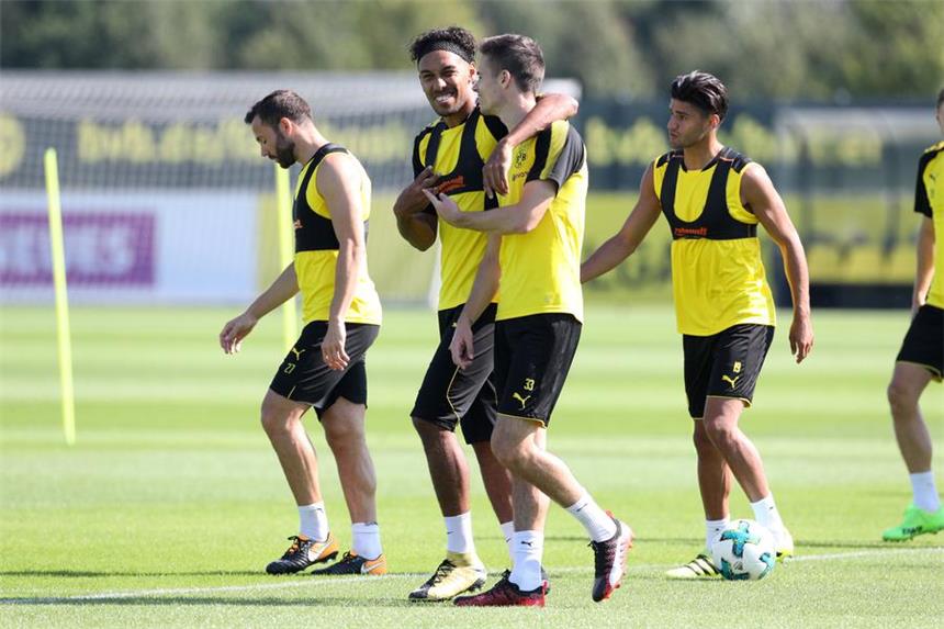 Dortmund geht mit Ruhe in die Englischen Wochen Gute Laune beim BVB: Pierre-Emerick Aubameyang (l.) und Juliaj Weigl.