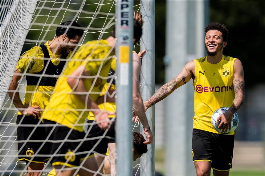 Viele Fotos: BVB-Profis starten letzte Trainingswoche - Delaney zurück Gute Laune beim BVB-Training am Dienstagvormittag: Jadon Sancho (r.).
