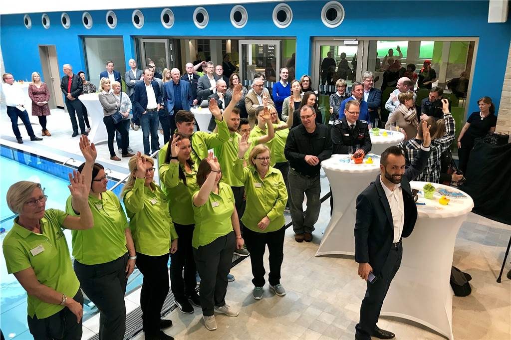 Solebad eröffnet – Mehr als 5000 Besucher stürmen am Samstag das Bad Gute Laune beim ganz in Grün gekleideten Team des Solebades.