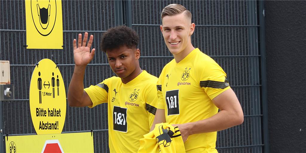 Viele Bilder: Media Day und Maßanfertigungen für die BVB-Profis in Brackel Nico Schlotterbeck und Karim Adeyemi gehen über das BVB-Trainingsgelände.