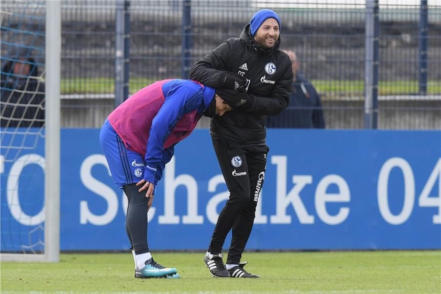 Schalker Fans haben kein Verständnis für Max Meyer Gute Laune beim Schalke-Training am Dienstag: Domenico Tedesco (r.) und Yevhen Konoplyanka.