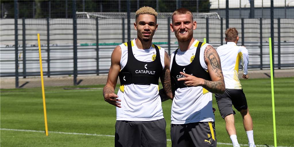 Trainingsauftakt der BVB-U23: Preußer im Anflug - weiterer prominenter Abgang Die U23-Spieler Justin Njinmah und Ole Pohlmann grinsen in die Kamera.