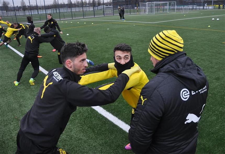 BVB II beginnt Vorbereitung mit komplettem Kader Gute Laune beim Trainingsauftakt des BVB II in Brackel: Burak Camoglu (M.), Atakan Karazor (l.) und Trainer Daniel Farke.