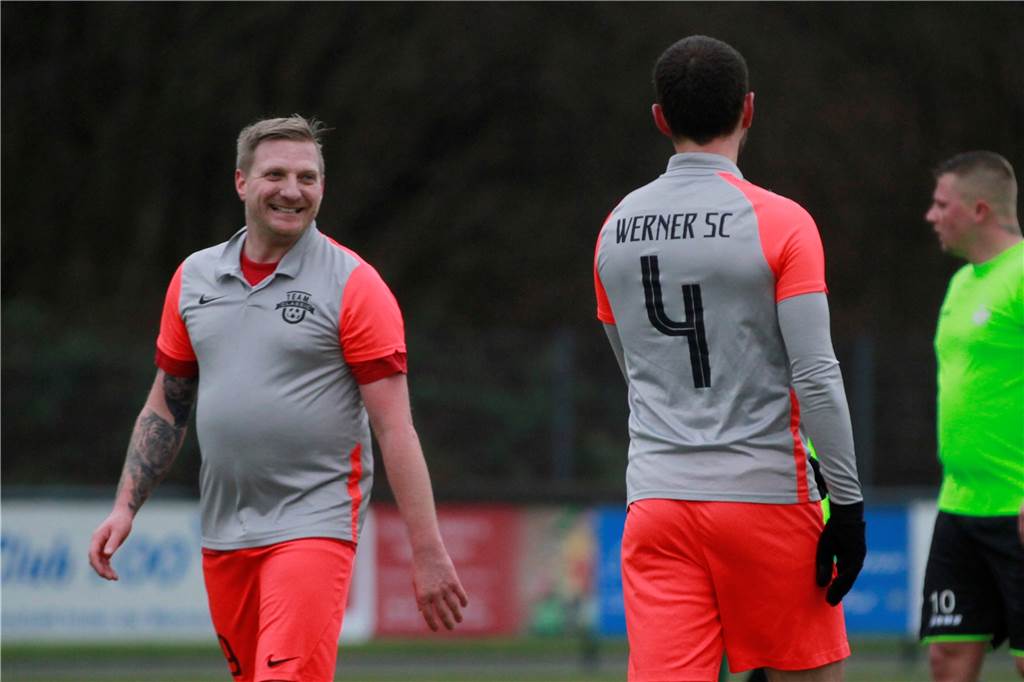 Gute Laune beim Werner SC: Sowohl Marcel Woste (l.) als auch Janis Leenders (Nr. 4) trafen beim 6:2-Sieg.