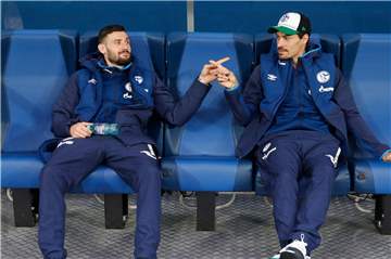 Gute Laune: Daniel Caligiuri (l.) und Benjamain Stambouli blicken optimistisch auf das Champions-League-Spiel in Porto.