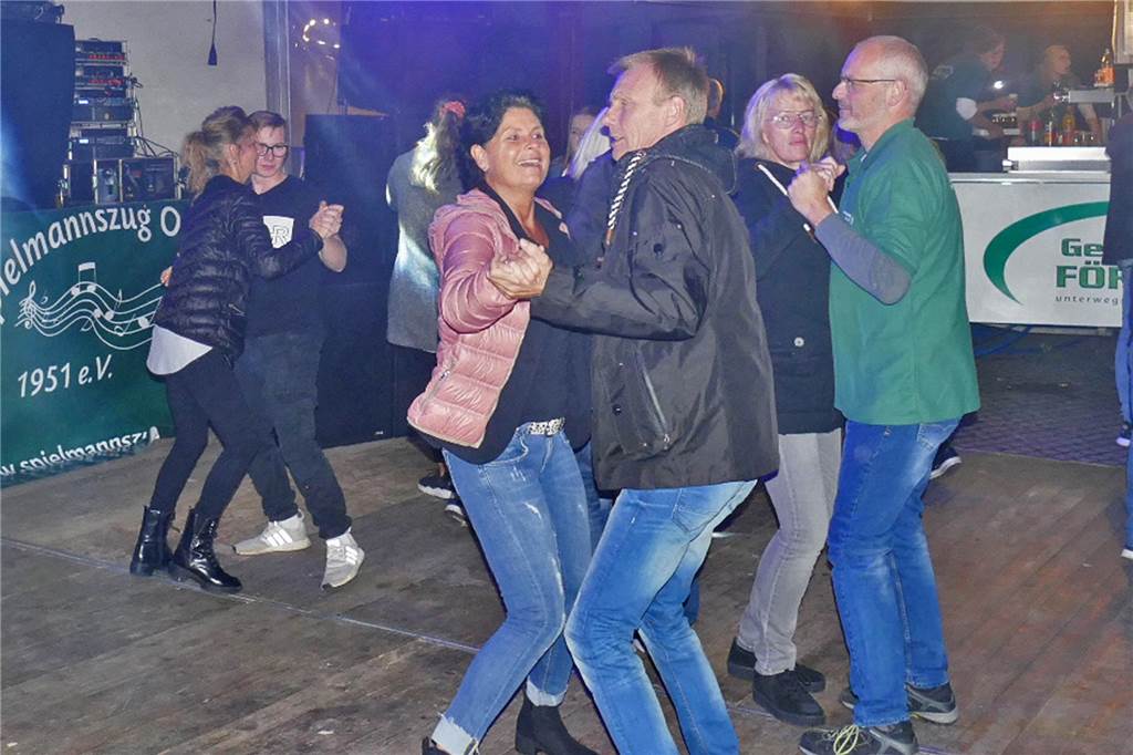 Glücksräder machen die Party am Oedinger Rathaus zu einer runden Sache Gute Laune herrschte auf der Tanzfläche bei der Oedinger Glücksradparty