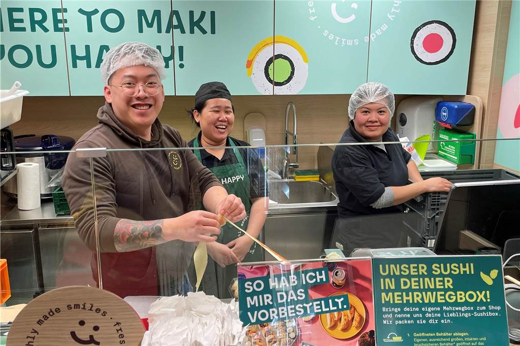 Gute Laune in der Eat-Happy-Sushi-Bar, die sich mitten im Geschäft findet.