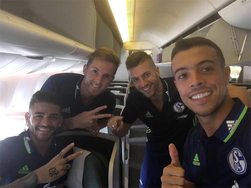 Der FC Schalke 04 startet seine erste China-Reise Gute Laune kurz vor dem Abflug (v.l.): Junior Caicara, Ralf Fährmann, Matija Nastasic und Franco Di Santo.