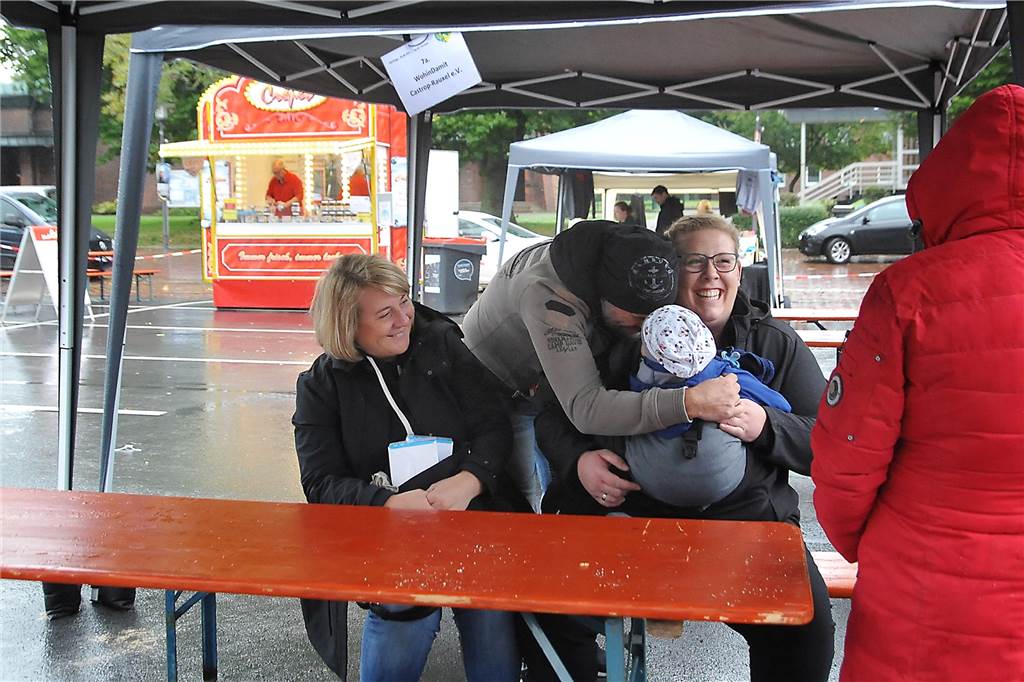 Ickern Messe: Dienstleister und Handel trotzen dem Wetter Gute Laune trotz des Regens: Am Ende zog auch Marc Frese von Mein Ickern eine positive Bilanz des Festwochenendes.