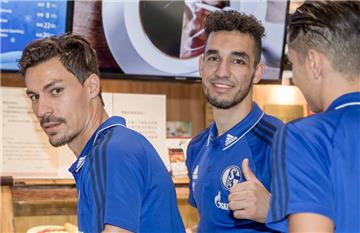 Gute Laune trotz strapaziöser Reise: Nabil Bentaleb (r.) und Benjamin Stambouli. 
