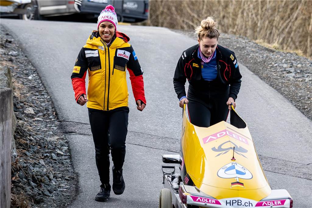 Saisonstart in Altenberg: Bobpilotin Laura Nolte ist heiß auf Saison Gute Laune vor der Saison: Deborah Levi (l.) und Laura Nolte