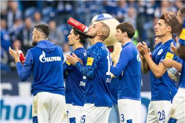 Gute Leistung, enttäuschte Gesichter: Caligiuri (r.) und Co. bedanken sich für die Fanunterstützung.