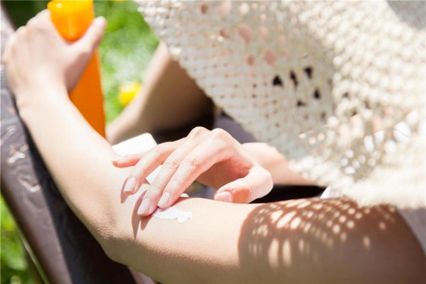 Auch günstige Sonnenschutzmittel sind „gut“ oder „sehr gut“ Gute Sonnencreme muss nicht teuer sein - das ergab eine Untersuchung der Zeitschrift „Öko-Test“. Foto: Christin Klose
