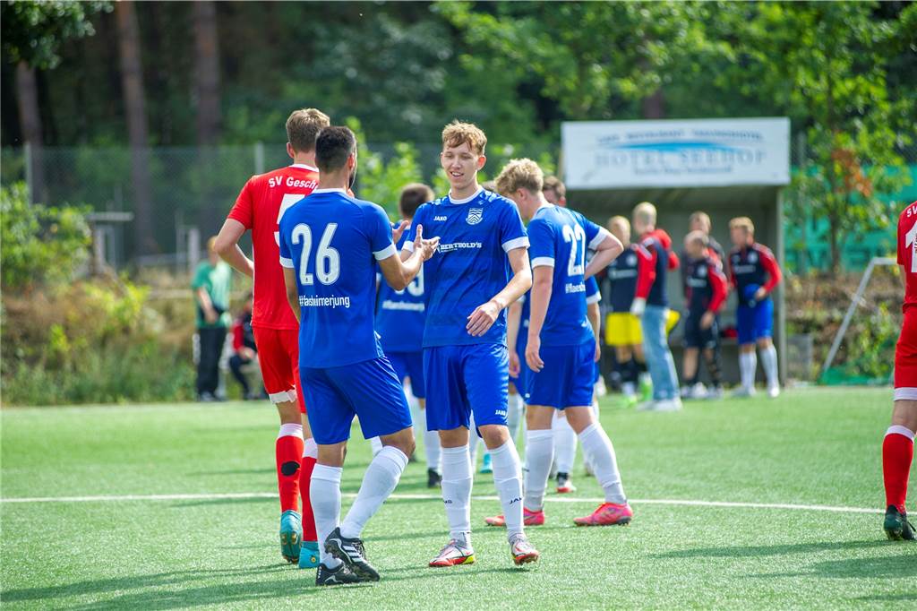 Lucas Mann erklärt Flaesheims Aufschwung: „Wir haben den Schalter umgelegt“ Gute Stimmung bei Concordia Flaesheim: Nach dem zweiten Sieg in Folge gab es viele glückliche Spieler wie hier Tom Spyra, der Mitspieler Mazlum Genc abklatscht.