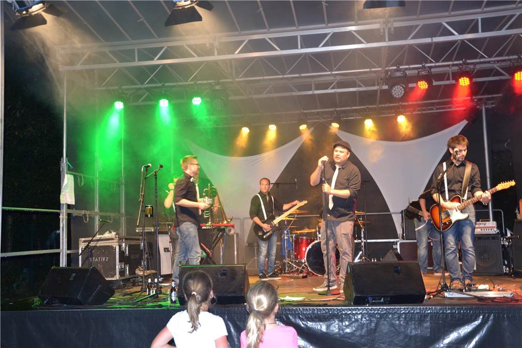 Gute Stimmung bei den Besuchern, stimmungsvolles Licht im Freibad, Stände und Buden und Bands, die ihr Publikum begeisterten: die Reggae-Night im Selmer Freibad