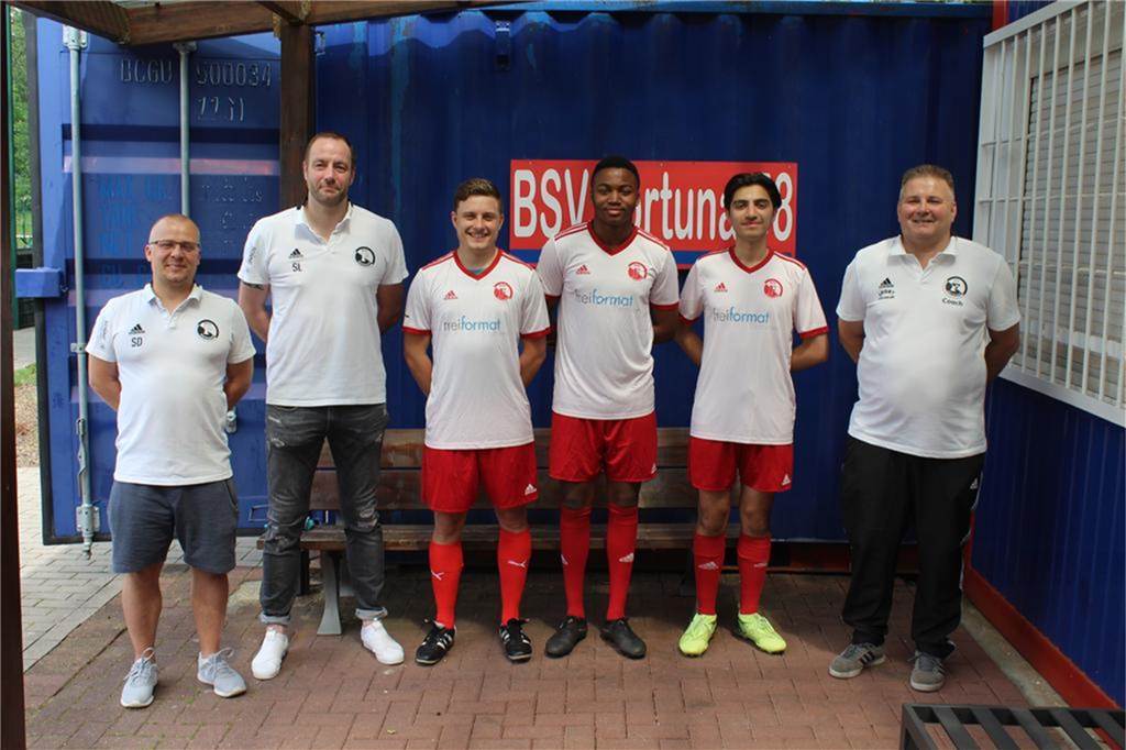 Ungeschlagen, 200 Jugendspieler und ein schicker Kunstrasen - es läuft bei einem Dortmunder Verein Gute Stimmung bei der Fortuna: Präsident Sascha Derenthal, Sportlicher Leiter Sven Lutz, Lucas Werner, Gad Agrasi, Faruk Beltekin, Trainer Thomas Kramer (v.l.)