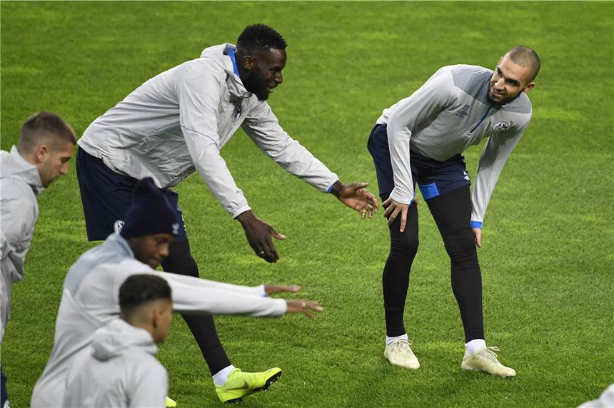 Bentaleb hat viel Spaß an neuer Mittelfeld-Position Gute Stimmung beim Schalker Abschlusstraining. Auch Nabil Bentaleb (r.) hat seinen Spaß.