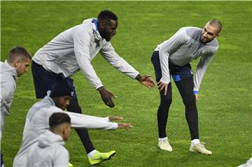 Gute Stimmung beim Schalker Abschlusstraining. Auch Nabil Bentaleb (r.) hat seinen Spaß.