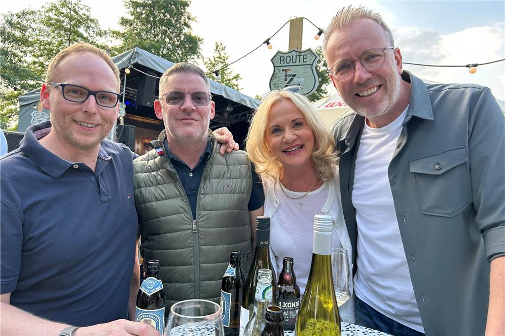 Gute Stimmung herrschte beim Feierabendmarkt am Freitag (7.6.) im Ahauser Schlossbiergarten bei den Gästen und den Anbietern von Getränken und Leckereien. Frühsommerliche Temperaturen und Sonnenschein trugen sicher zu der gelungenen Veranstaltung bei.