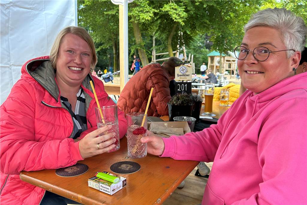 Gute Stimmung herrschte beim Feierabendmarkt am Freitag (7.6.) im Ahauser Schlossbiergarten bei den Gästen und den Anbietern von Getränken und Leckereien. Frühsommerliche Temperaturen und Sonnenschein trugen sicher zu der gelungenen Veranstaltung bei.
