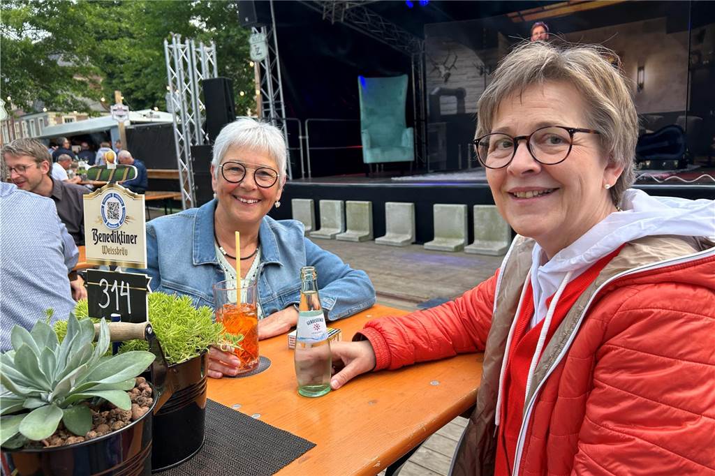 Gute Stimmung herrschte beim Feierabendmarkt am Freitag (7.6.) im Ahauser Schlossbiergarten bei den Gästen und den Anbietern von Getränken und Leckereien. Frühsommerliche Temperaturen und Sonnenschein trugen sicher zu der gelungenen Veranstaltung bei.