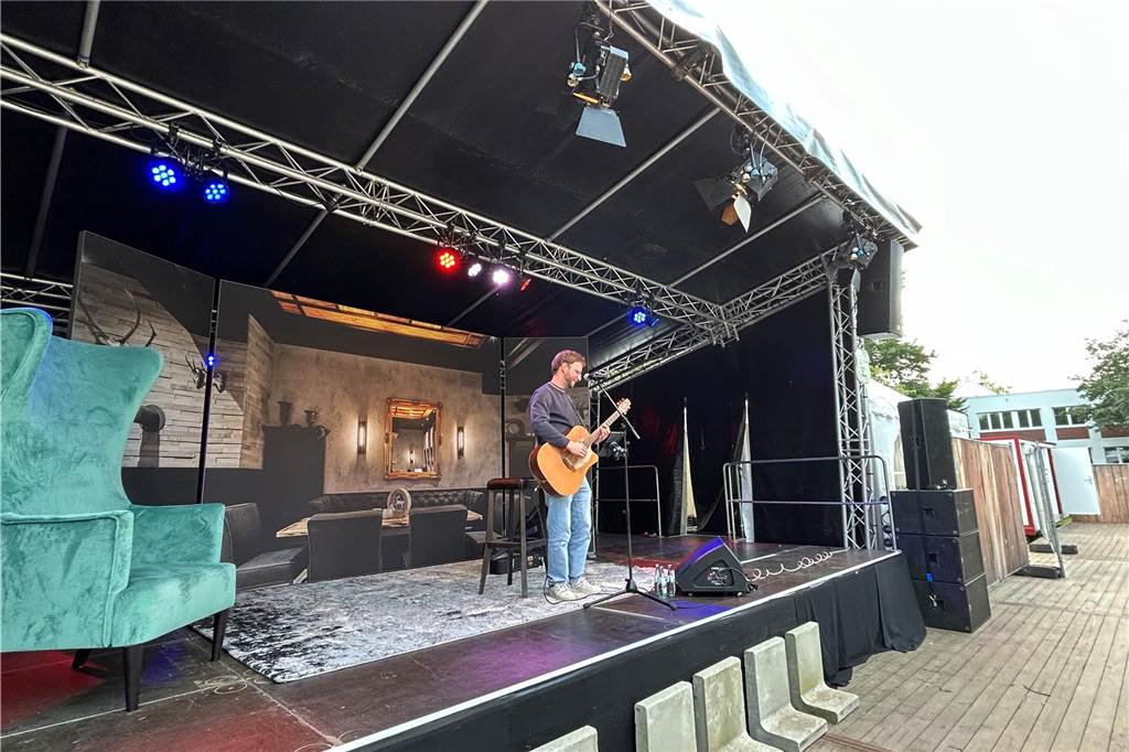 Gute Stimmung herrschte beim Feierabendmarkt am Freitag (7.6.) im Ahauser Schlossbiergarten bei den Gästen und den Anbietern von Getränken und Leckereien. Frühsommerliche Temperaturen und Sonnenschein trugen sicher zu der gelungenen Veranstaltung bei.