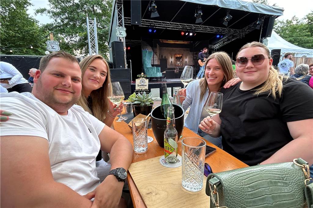 Gute Stimmung herrschte beim Feierabendmarkt am Freitag (7.6.) im Ahauser Schlossbiergarten bei den Gästen und den Anbietern von Getränken und Leckereien. Frühsommerliche Temperaturen und Sonnenschein trugen sicher zu der gelungenen Veranstaltung bei.