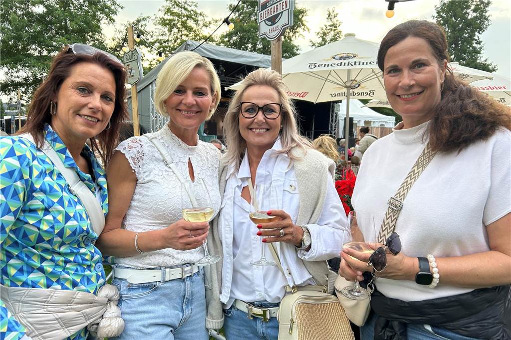 Gute Stimmung herrschte beim Feierabendmarkt am Freitag (7.6.) im Ahauser Schlossbiergarten bei den Gästen und den Anbietern von Getränken und Leckereien. Frühsommerliche Temperaturen und Sonnenschein trugen sicher zu der gelungenen Veranstaltung bei.