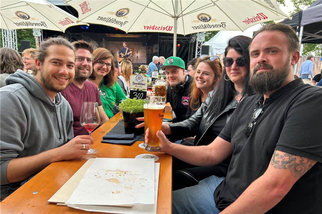 Gute Stimmung herrschte beim Feierabendmarkt am Freitag (7.6.) im Ahauser Schlossbiergarten bei den Gästen und den Anbietern von Getränken und Leckereien. Frühsommerliche Temperaturen und Sonnenschein trugen sicher zu der gelungenen Veranstaltung bei.