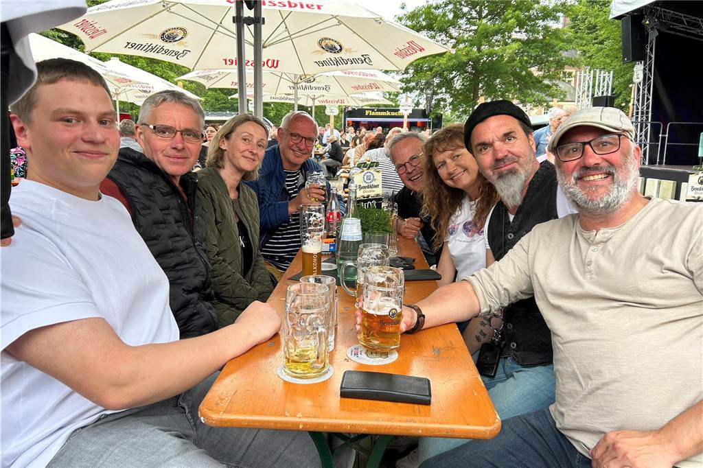 Gute Stimmung herrschte beim Feierabendmarkt am Freitag (7.6.) im Ahauser Schlossbiergarten bei den Gästen und den Anbietern von Getränken und Leckereien. Frühsommerliche Temperaturen und Sonnenschein trugen sicher zu der gelungenen Veranstaltung bei.