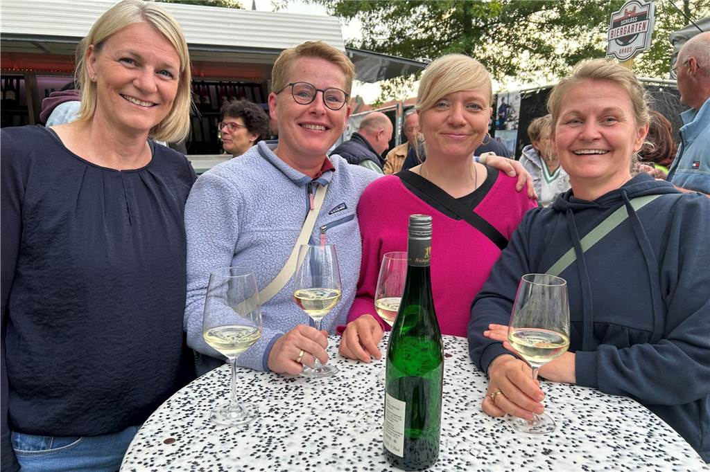 Gute Stimmung herrschte beim Feierabendmarkt am Freitag (7.6.) im Ahauser Schlossbiergarten bei den Gästen und den Anbietern von Getränken und Leckereien. Frühsommerliche Temperaturen und Sonnenschein trugen sicher zu der gelungenen Veranstaltung bei.