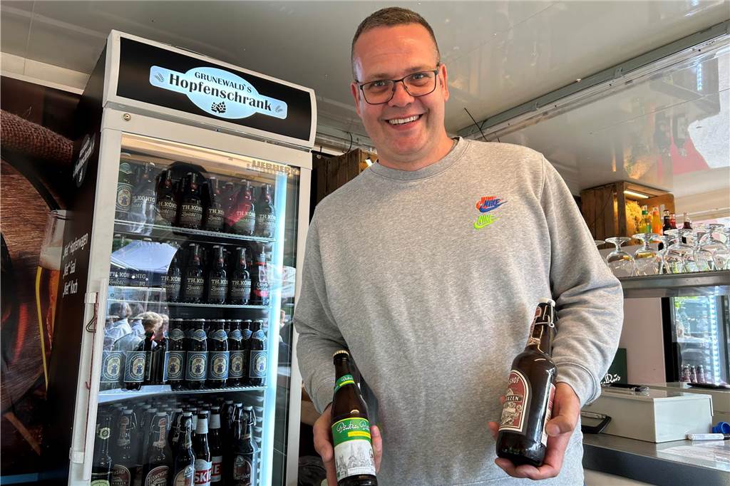 Gute Stimmung herrschte beim Feierabendmarkt am Freitag (7.6.) im Ahauser Schlossbiergarten bei den Gästen und den Anbietern von Getränken und Leckereien. Frühsommerliche Temperaturen und Sonnenschein trugen sicher zu der gelungenen Veranstaltung bei.