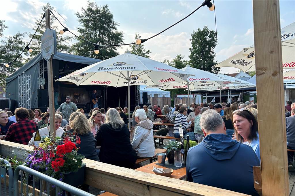 Gute Stimmung herrschte beim Feierabendmarkt am Freitag (7.6.) im Ahauser Schlossbiergarten bei den Gästen und den Anbietern von Getränken und Leckereien. Frühsommerliche Temperaturen und Sonnenschein trugen sicher zu der gelungenen Veranstaltung bei.