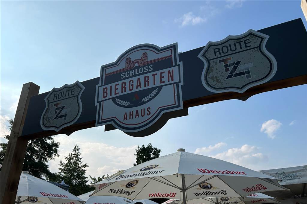Gute Stimmung herrschte beim Feierabendmarkt am Freitag (7.6.) im Ahauser Schlossbiergarten bei den Gästen und den Anbietern von Getränken und Leckereien. Frühsommerliche Temperaturen und Sonnenschein trugen sicher zu der gelungenen Veranstaltung bei.