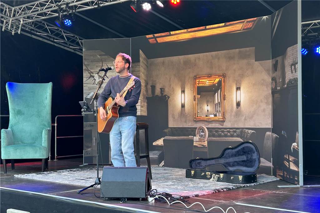 Gute Stimmung herrschte beim Feierabendmarkt am Freitag (7.6.) im Ahauser Schlossbiergarten bei den Gästen und den Anbietern von Getränken und Leckereien. Frühsommerliche Temperaturen und Sonnenschein trugen sicher zu der gelungenen Veranstaltung bei.