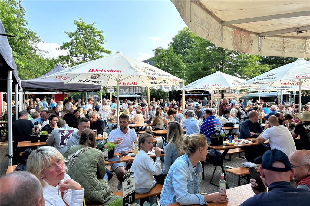 Gute Stimmung herrschte beim Feierabendmarkt am Freitag (7.6.) im Ahauser Schlossbiergarten bei den Gästen und den Anbietern von Getränken und Leckereien. Frühsommerliche Temperaturen und Sonnenschein trugen sicher zu der gelungenen Veranstaltung bei.