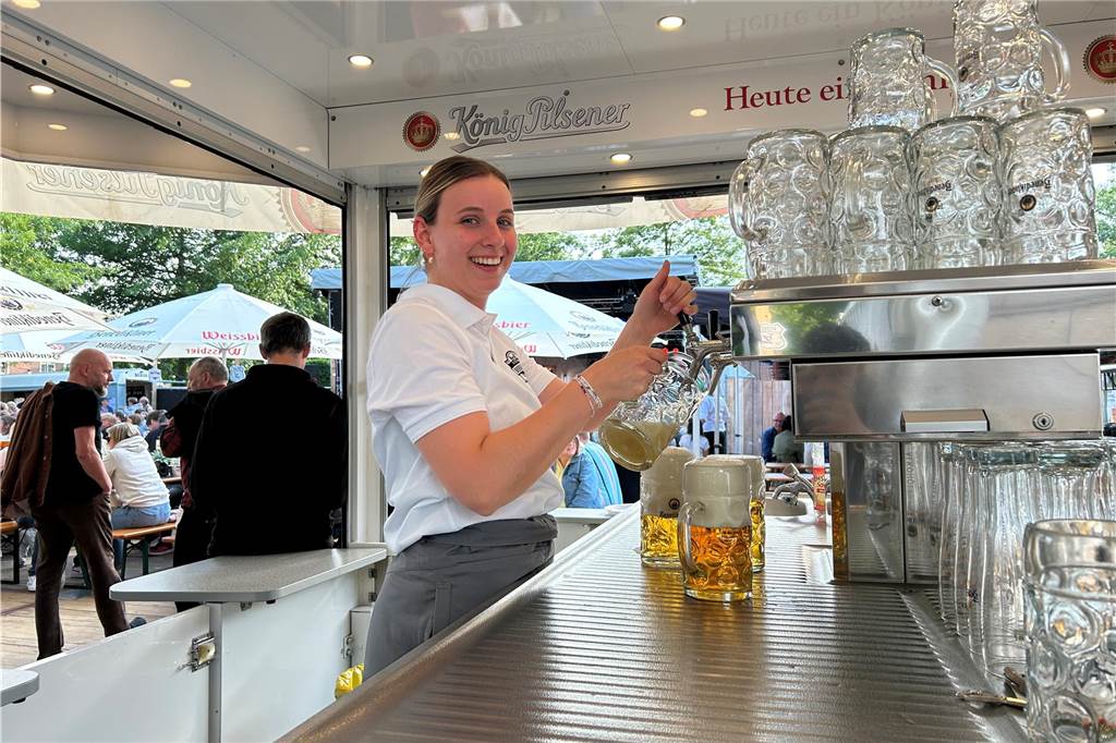 Gute Stimmung herrschte beim Feierabendmarkt am Freitag (7.6.) im Ahauser Schlossbiergarten bei den Gästen und den Anbietern von Getränken und Leckereien. Frühsommerliche Temperaturen und Sonnenschein trugen sicher zu der gelungenen Veranstaltung bei.