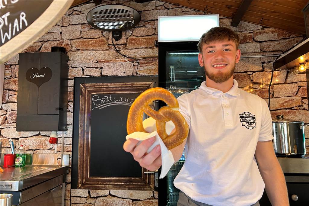 Gute Stimmung herrschte beim Feierabendmarkt am Freitag (7.6.) im Ahauser Schlossbiergarten bei den Gästen und den Anbietern von Getränken und Leckereien. Frühsommerliche Temperaturen und Sonnenschein trugen sicher zu der gelungenen Veranstaltung bei.