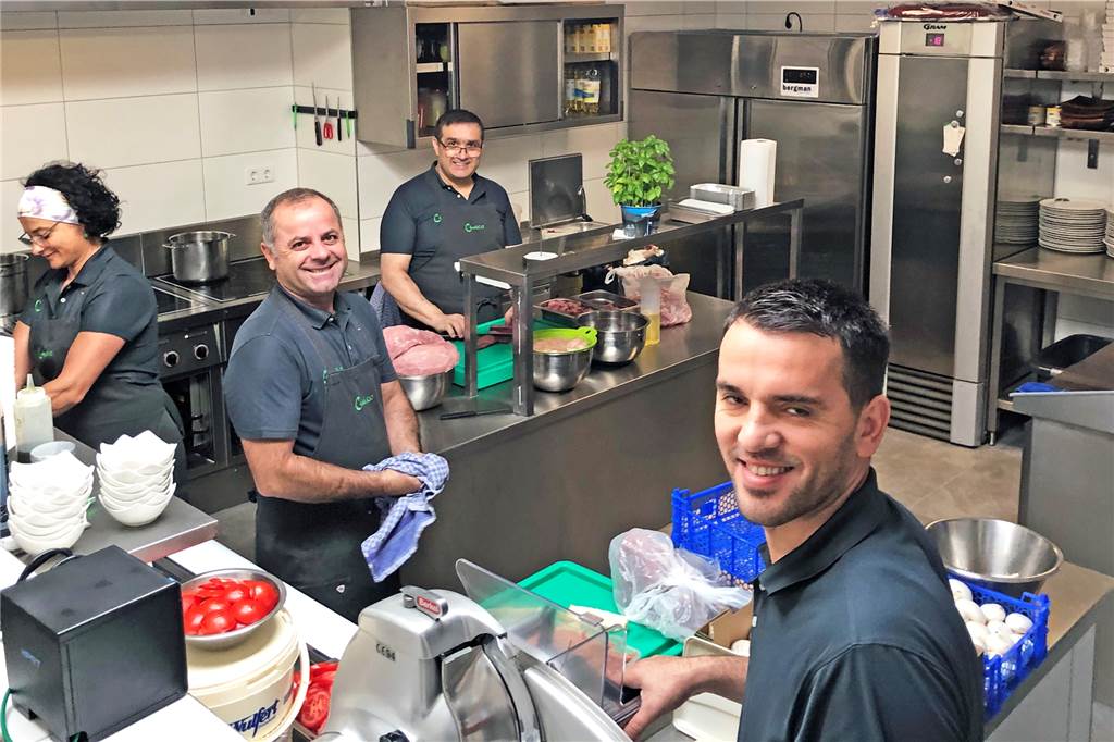 Pizza, Pasta, Herzlichkeit: Ofen im Stadtlohner Canario ist wieder heiß Gute Stimmung in der neuen Küche des erweiterten Canario
