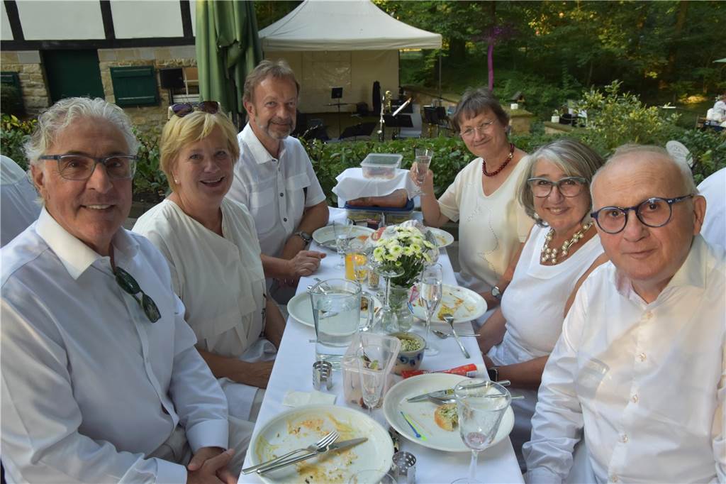 Gute Stimmung von Anfang an: Dinner in Weiß an der Schlossmühle.