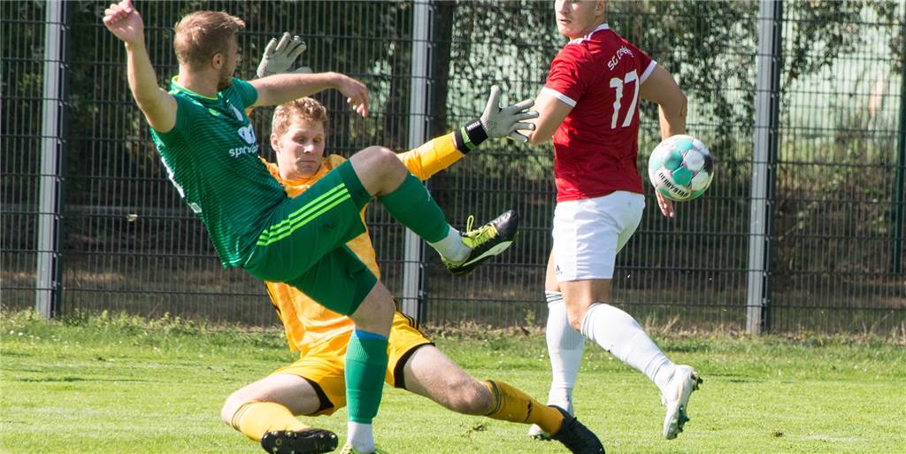 3:3 nach 0:3 - SV Lippramsdorf beweist gegen die SG Coesfeld Moral Gute Torchance für Henrik Kleinefeld (l.), doch der zurückgekehrte Torjäger scheitert an Keeper Marius Meßing.