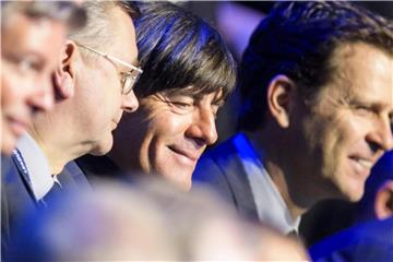 Guter Laune: Bundestrainer Joachim Löw (M) bei der Auslosung der Nations League zwischen DFB-Präsident Reinhard Grindel (2.v.l.) und Teammanager Oliver Bierhoff. Foto: Jean-Christophe Bott