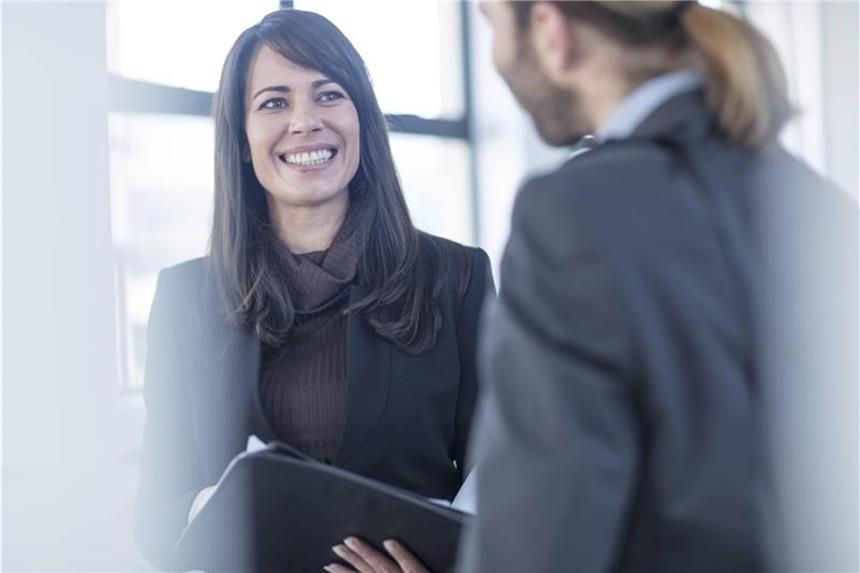 Guter Rat in schwerer Lage: Job-Coaching kann Arbeitnehmern bei manchen Fragen weiterhelfen - ist aber nicht immer das richtige Instrument. Foto: Zerocreatives/Westend61