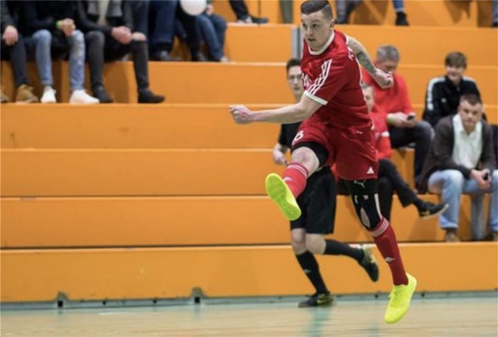 Eure besten Hallen-Momente: Im Anzug im Fan-Block, stimmungsvolle Husener, hitziger Ausgleich Guter Schussversuch für den FC Wellinghofen.