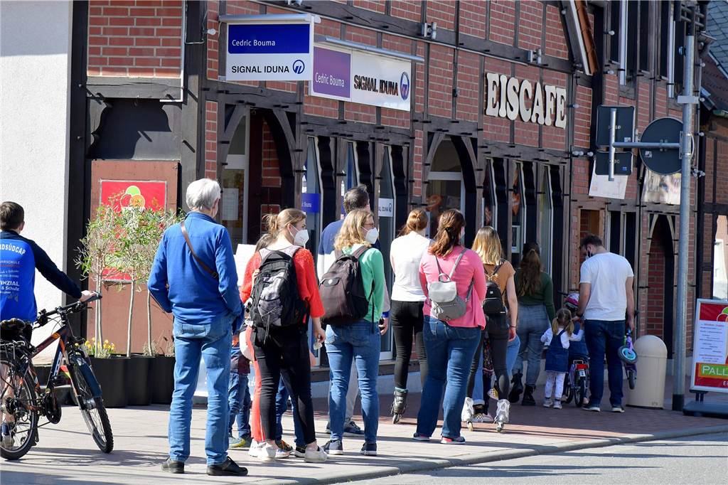 Regenwetter trifft Eis-Cafés: Ordentliche Saison, aber nicht so gut wie 2022 Gutes Wetter macht Lust auf Eis: Im Mai und Juni gab es lange Schlangen vor dem Eiscafe Pallina in Nordkirchen. (Archivbild)