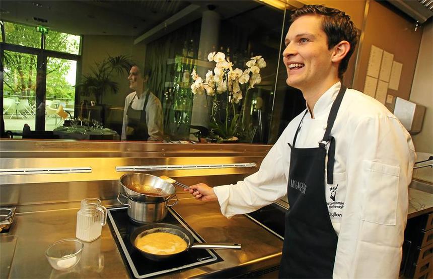 Dortmunds einziger Sternekoch macht neues Restaurant auf Gutgelaunt bei der Arbeit: Spitzenkoch Michael Dyllong kommt zu Ihnen nach Hause.
